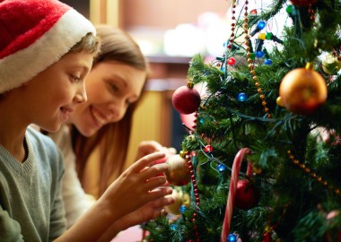 Familien pynter juletræ sammen - juleaften -jul